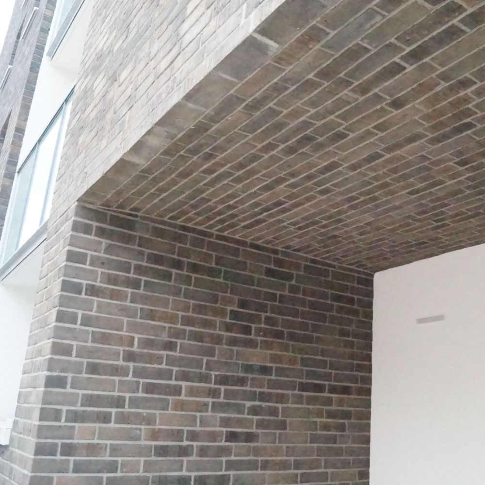 Wohnanlage in Frankfurt mit Wasserstrich-Verblend-Ziegel von FaBö