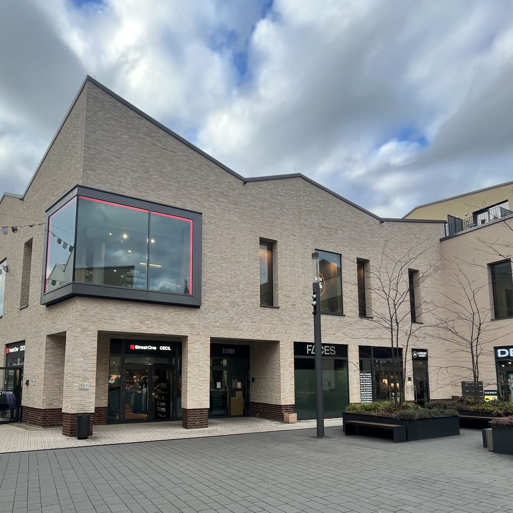 Wohn- und Geschäftskomplex in Offenburg mit Riemchen von FaBö