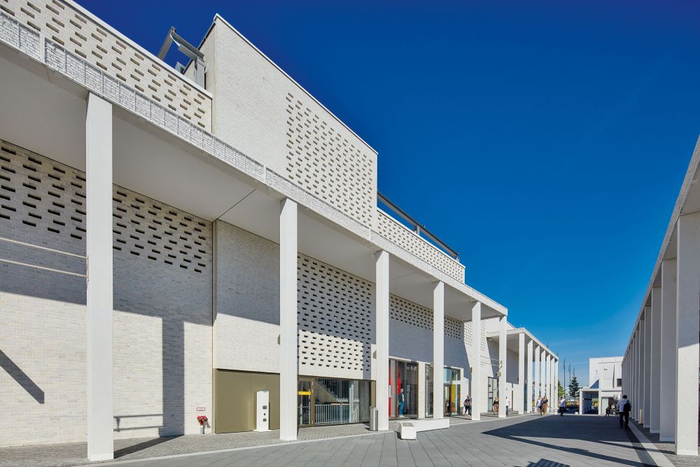 Geschäftshaus in Metzingen mit Wasserstrich-Verblend-Ziegel von FaBö