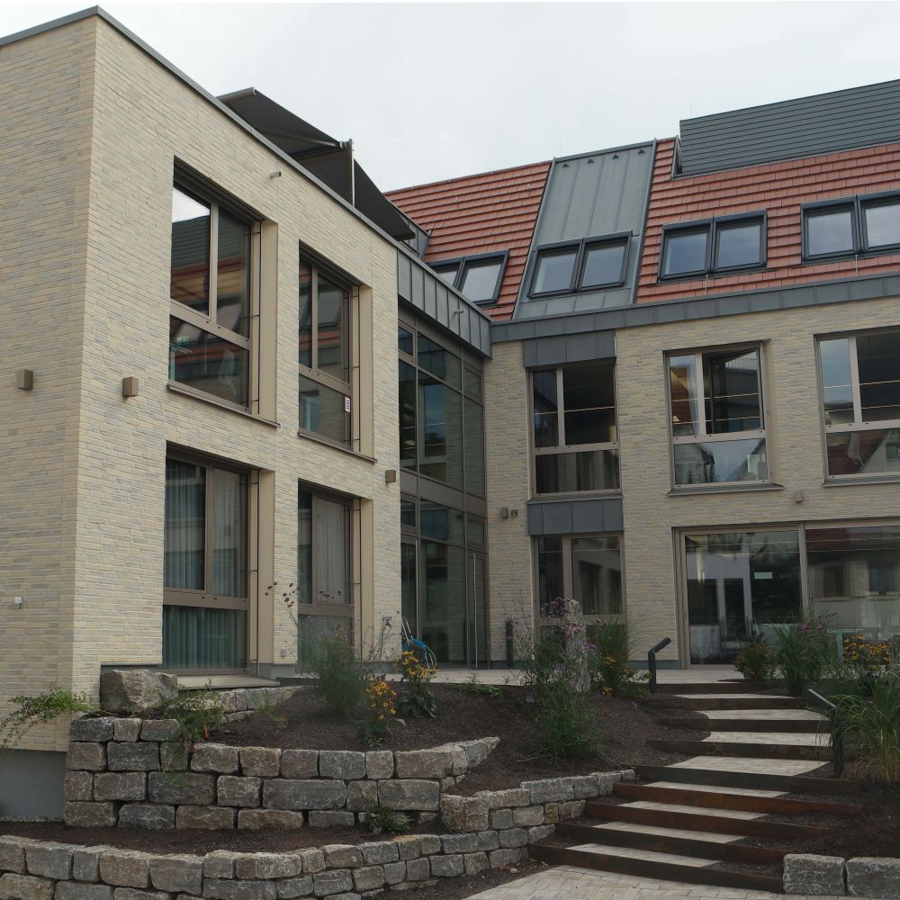 Geschäftsgebäude in Möglingen mit Riemchen von FaBö