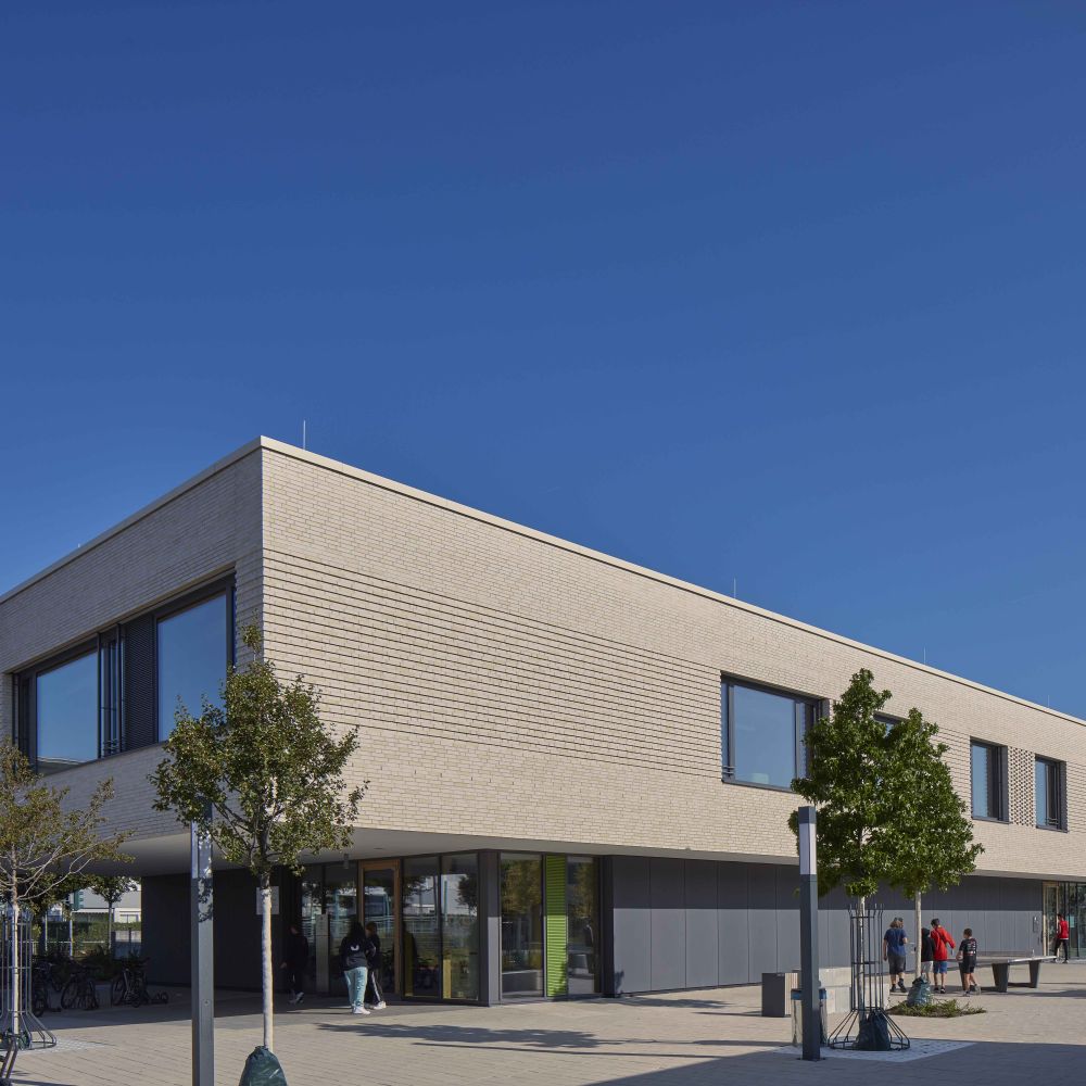 Gesamtschule in Frankfurt mit Strangpress-Verblend-Ziegel von FaBö