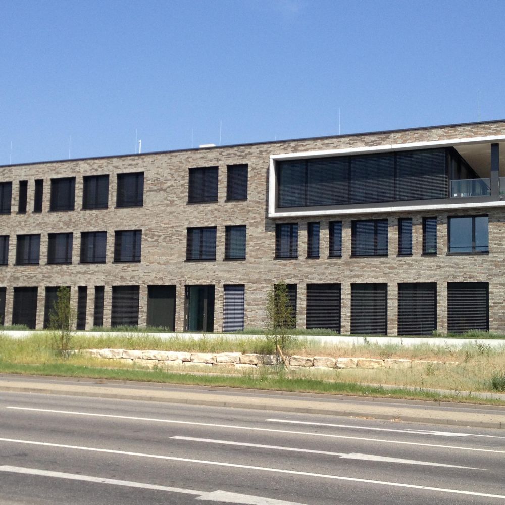 Bürogebäude in Tübingen mit Wasserstrich-Verblend-Ziegel von FaBö