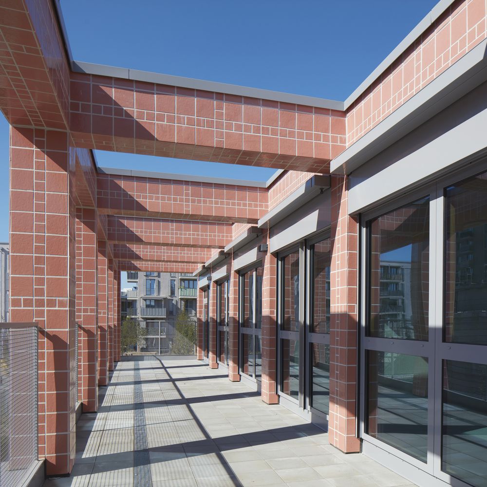 Kita in München mit Glasur-Keramik / 3D-Keramik von FaBö