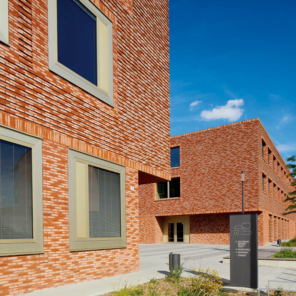 Schule in Neutraubling mit Wasserstrich-Verblend-Ziegel von FaBö