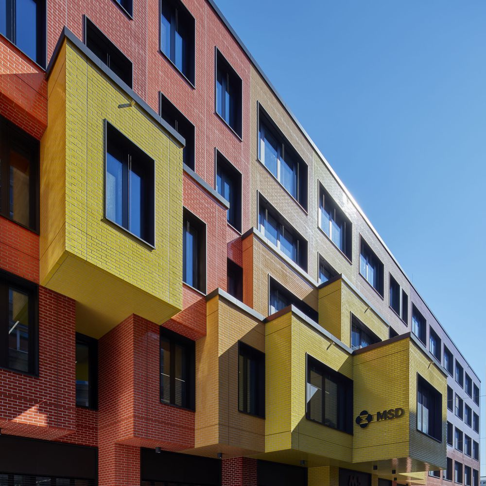 Wohn- und Geschäftshaus in München mit Glasur-Keramik / 3D-Keramik von FaBö