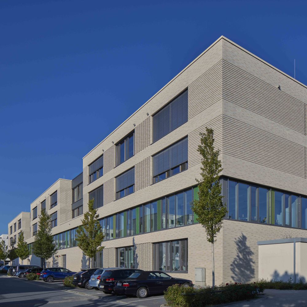 Gesamtschule in Frankfurt mit Strangpress-Verblend-Ziegel von FaBö