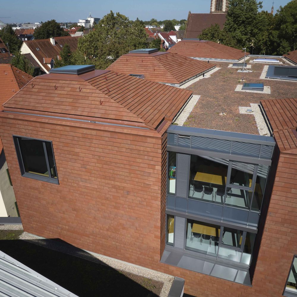 Schule in Heidelberg mit keramischen Fassadenplatten von FaBö
