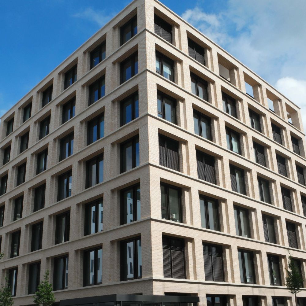 Geschäftshaus in Frankfurt mit Wasserstrich-Verblend-Ziegel von FaBö