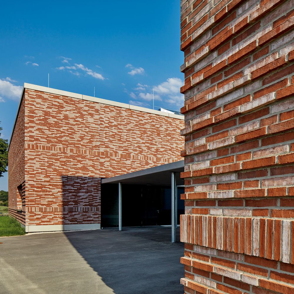 Landwirtschaftliche Lehranstalten in Triesdorf mit Wasserstrich-Verblend-Ziegel von FaBö