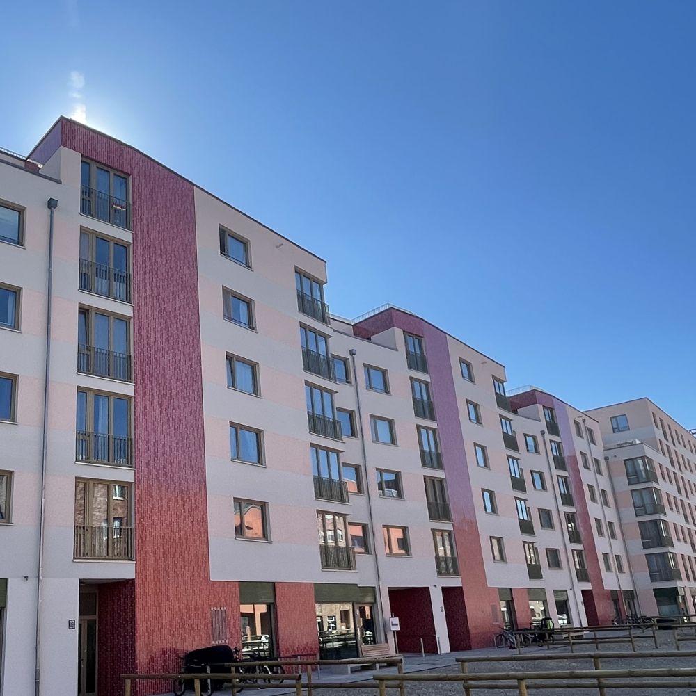 Wohngebäude in München mit Glasur-Keramik / 3D-Keramik von FaBö