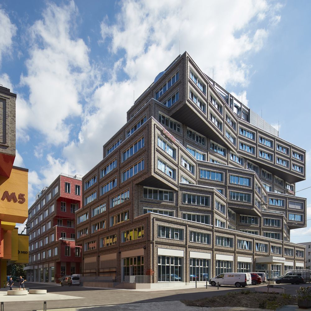 Wohn- und Geschäftsgebäude in München mit Riemchen von FaBö