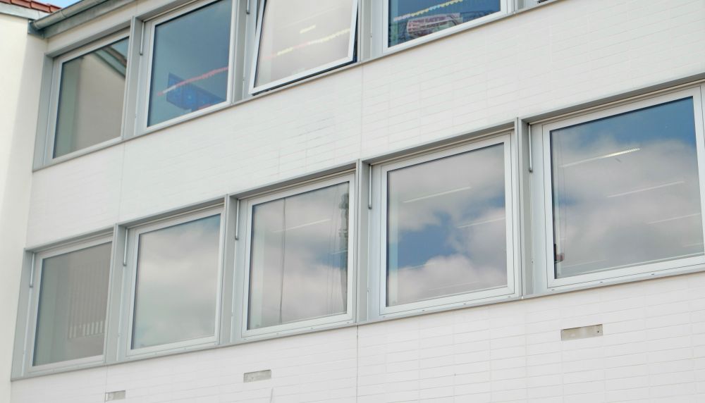 Schulgebäude in Kupferzell mit Glasur-Keramik / 3D-Keramik von FaBö