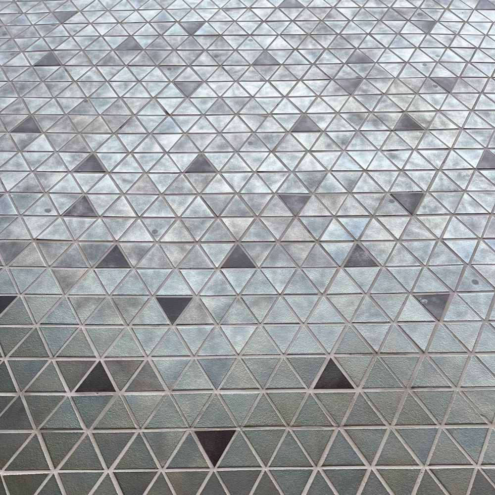 Wohn- und Geschäftsgebäude in München mit Glasur-Keramik / 3D-Keramik von FaBö