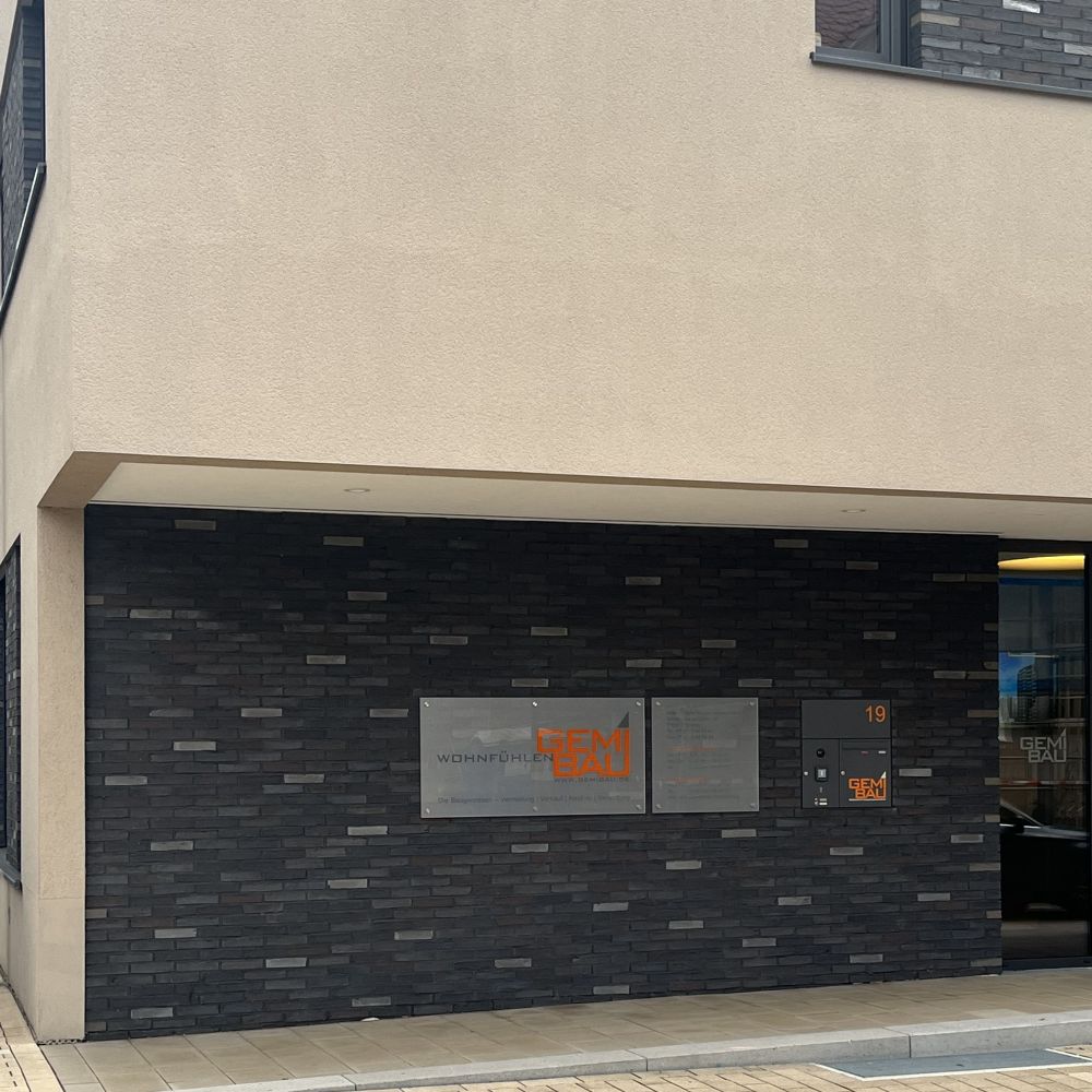 Wohn- und Geschäftshaus in Offenburg mit Riemchen von FaBö