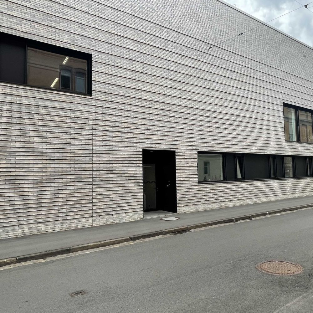 Mensa in Tübingen mit Wasserstrich-Verblend-Ziegel von FaBö