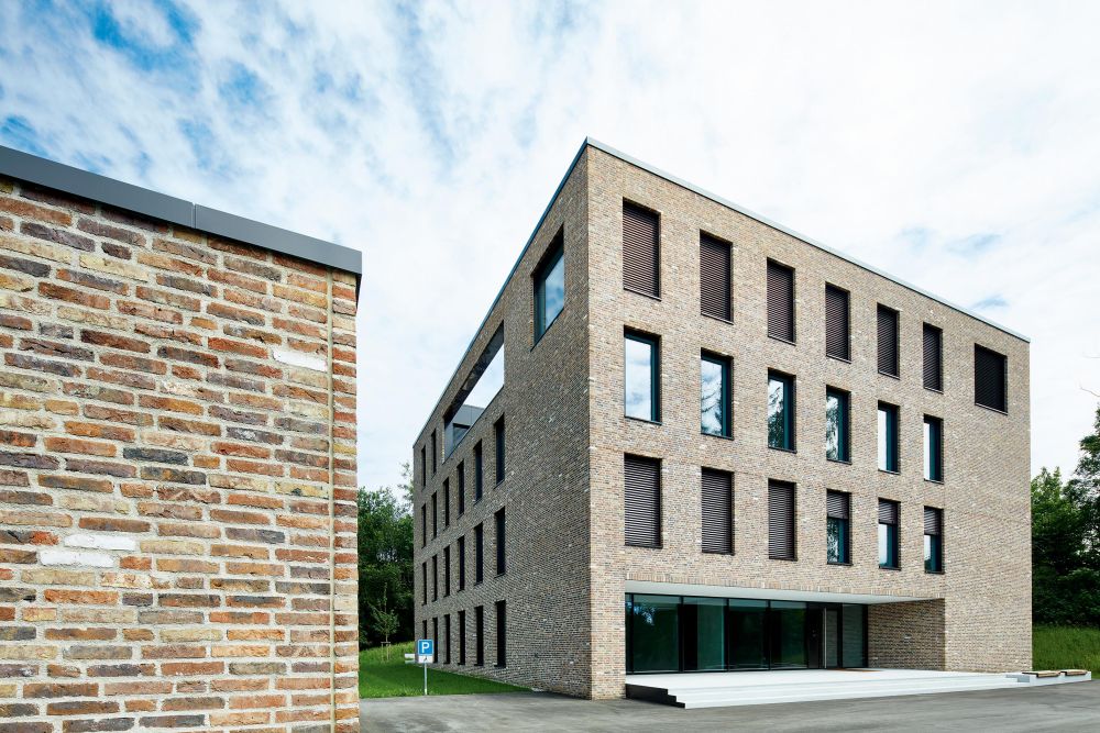 Geschäftsgebäude in Wangen mit Handform-Verblend-Ziegel von FaBö