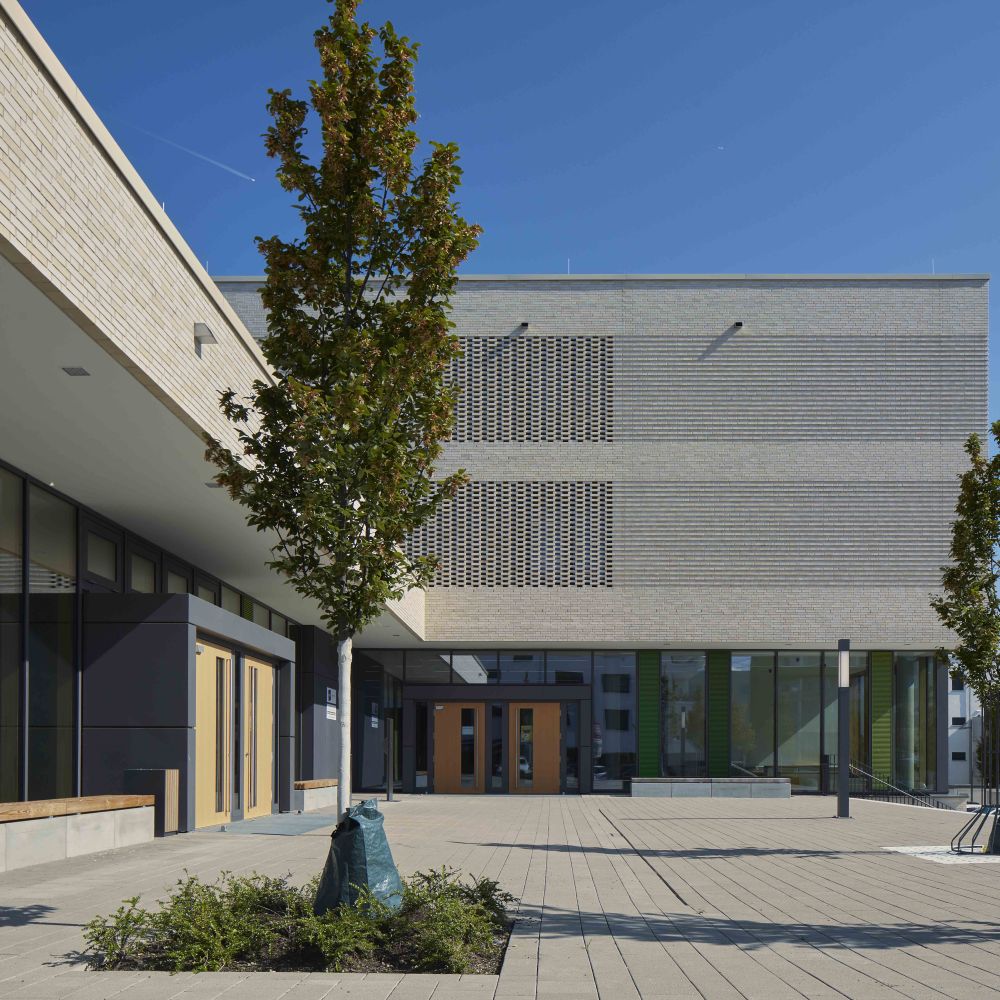 Gesamtschule in Frankfurt mit Strangpress-Verblend-Ziegel von FaBö