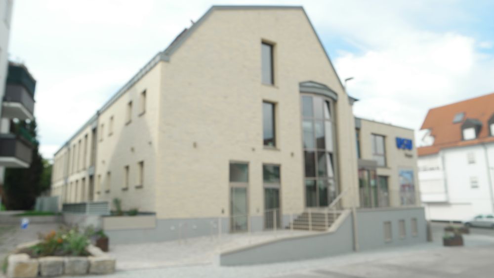 Geschäftsgebäude in Möglingen mit Riemchen von FaBö