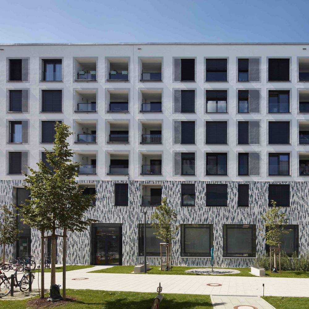 Wohnanlage in München mit Glasur-Keramik / 3D-Keramik von FaBö