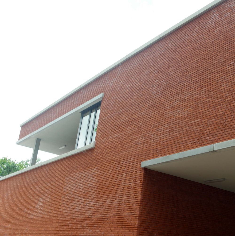 Schulgebäude in Karlsruhe mit Wasserstrich-Verblend-Ziegel von FaBö