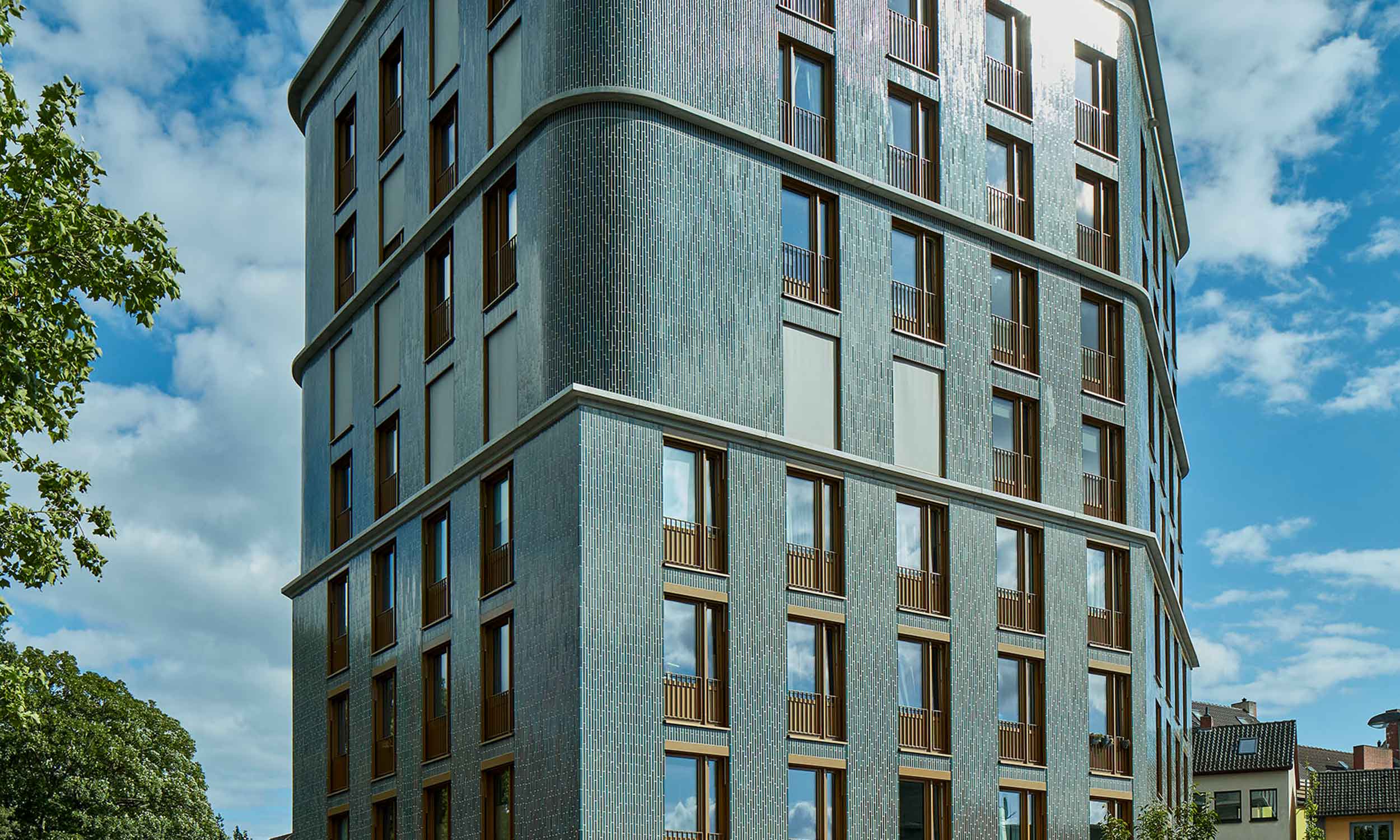 Glassierte Fassade an einem Gebäude