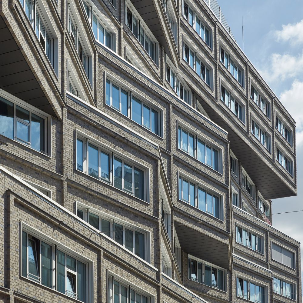 Wohn- und Geschäftsgebäude in München mit Riemchen von FaBö