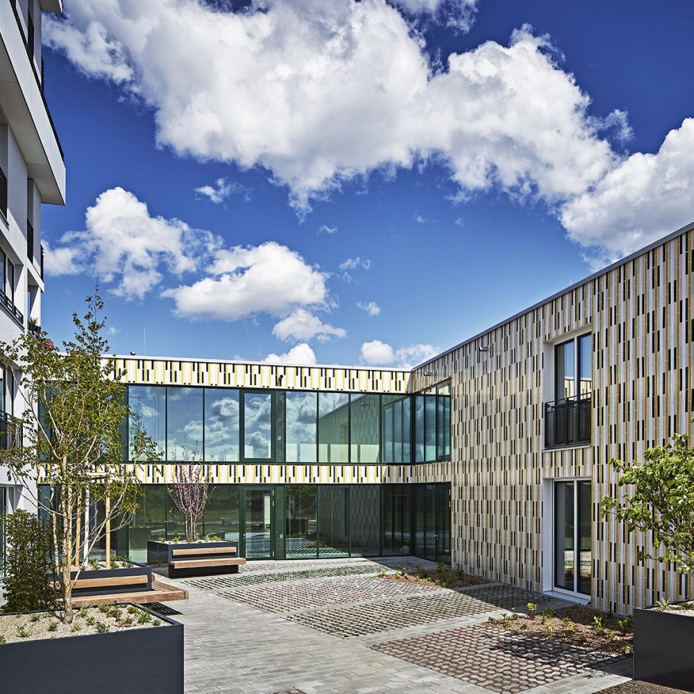 Wohngebäude in Ingolstadt mit Glasur-Keramik / 3D-Keramik von FaBö