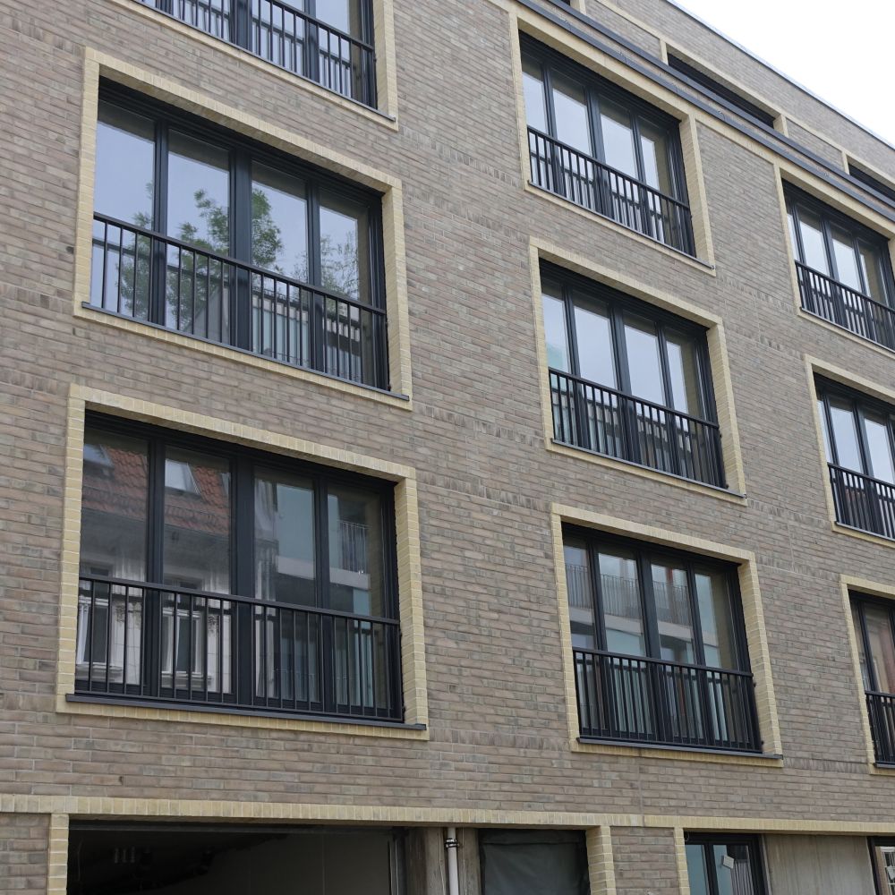 Wohn- und Geschäftshaus in Berlin mit Wasserstrich-Verblend-Ziegel von FaBö