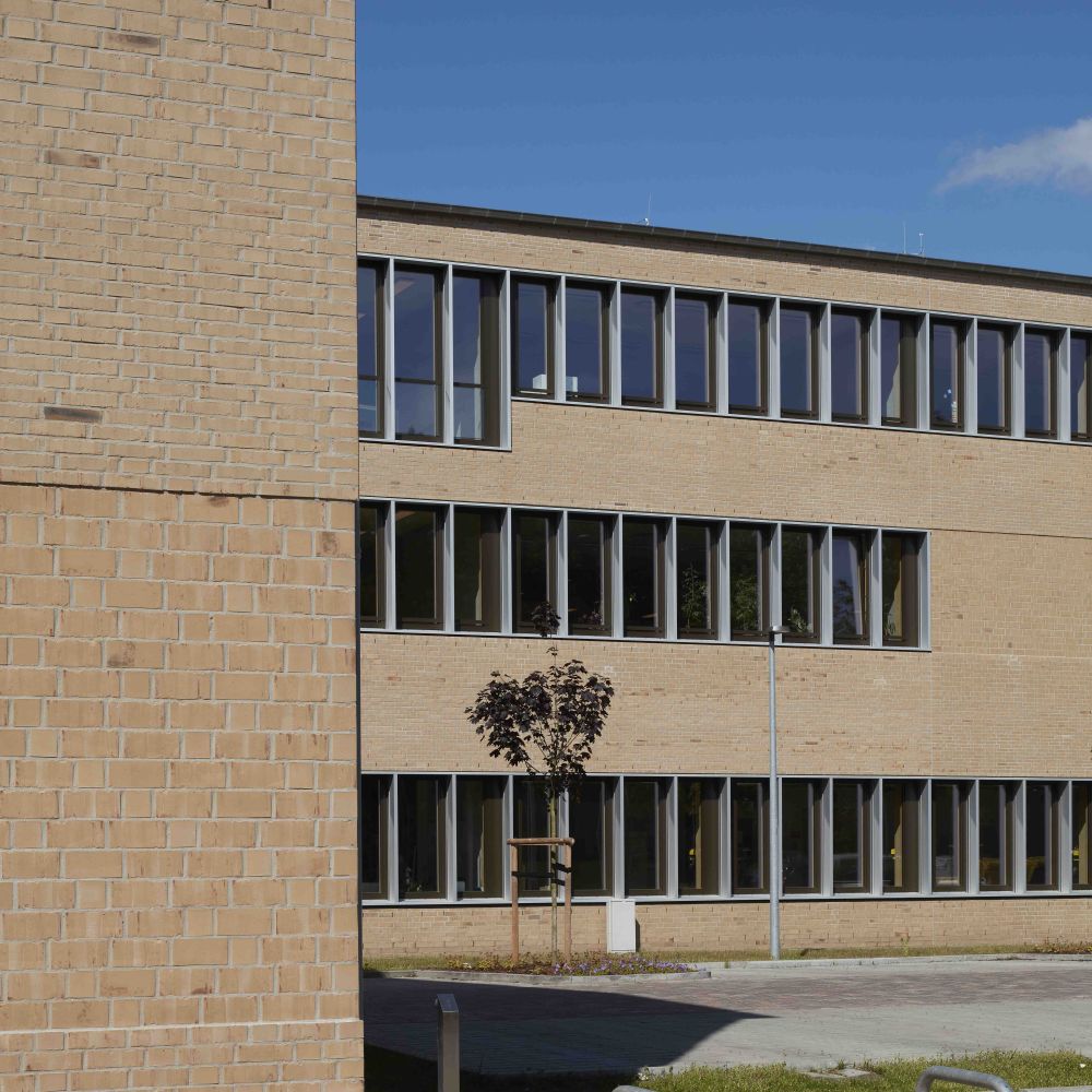 Schule und Sporthalle in Hamburg mit Strangpress-Verblend-Ziegel von FaBö