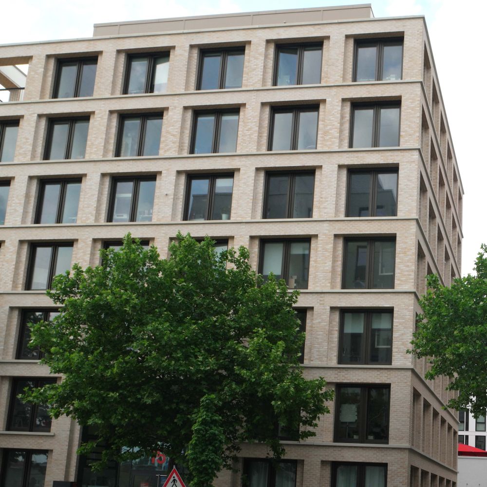 Wohnbebauung in Frankfurt mit Riemchen von FaBö