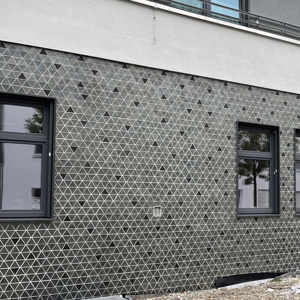 Wohn- und Geschäftsgebäude in München mit Glasur-Keramik / 3D-Keramik von FaBö