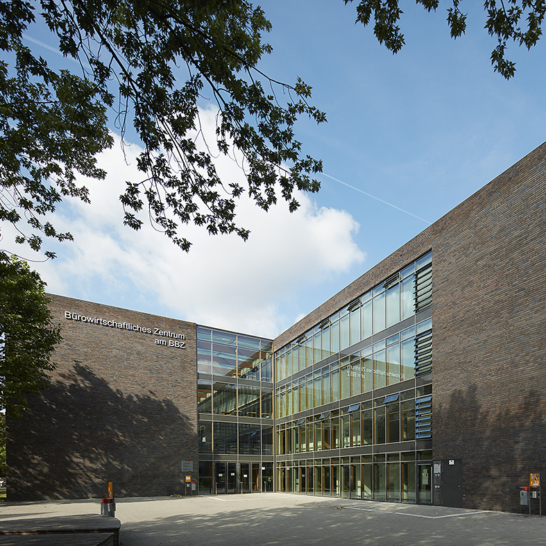 Berufsschulzentrum in Nürnberg mit Wasserstrich-Verblend-Ziegel von FaBö