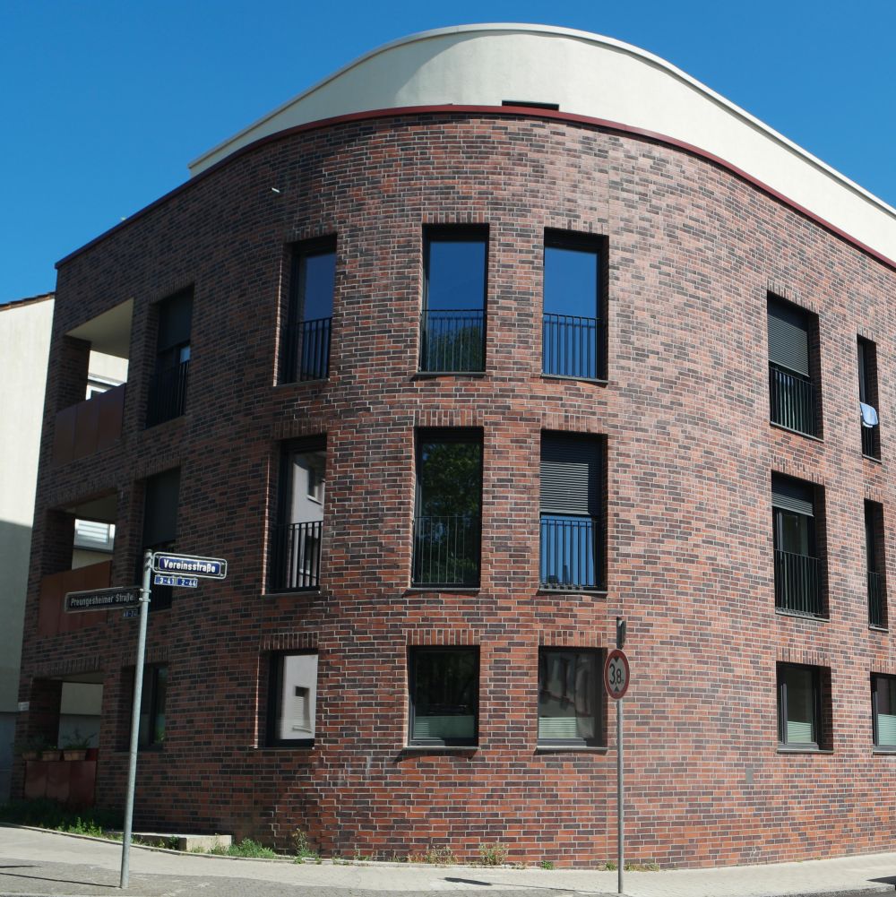 Wohngebäude in Frankfurt mit Riemchen von FaBö