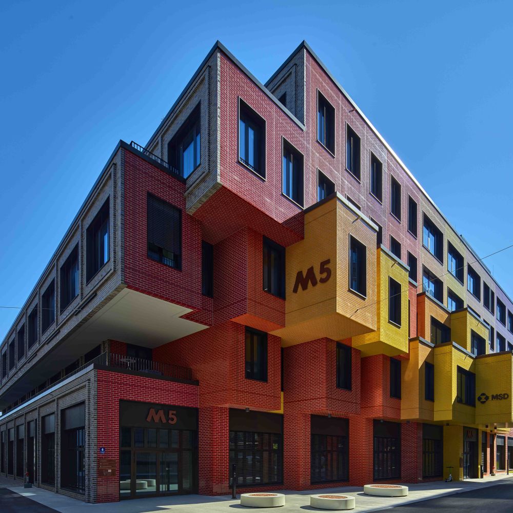 Wohn- und Geschäftshaus in München mit Glasur-Keramik / 3D-Keramik von FaBö