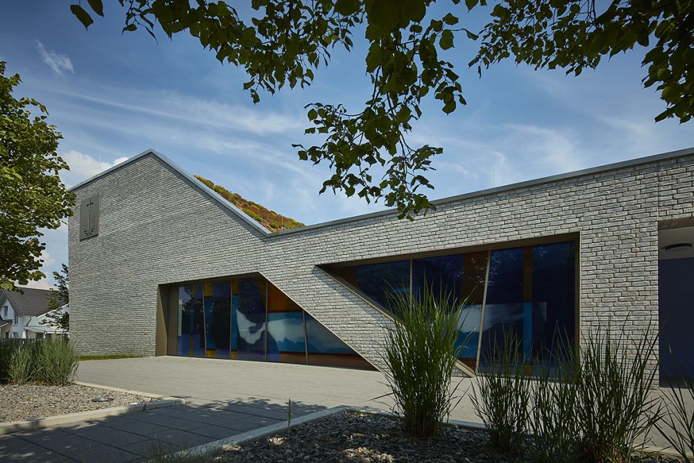 Kirchengebäude in Vöhringen mit Handform-Verblend-Ziegel von FaBö