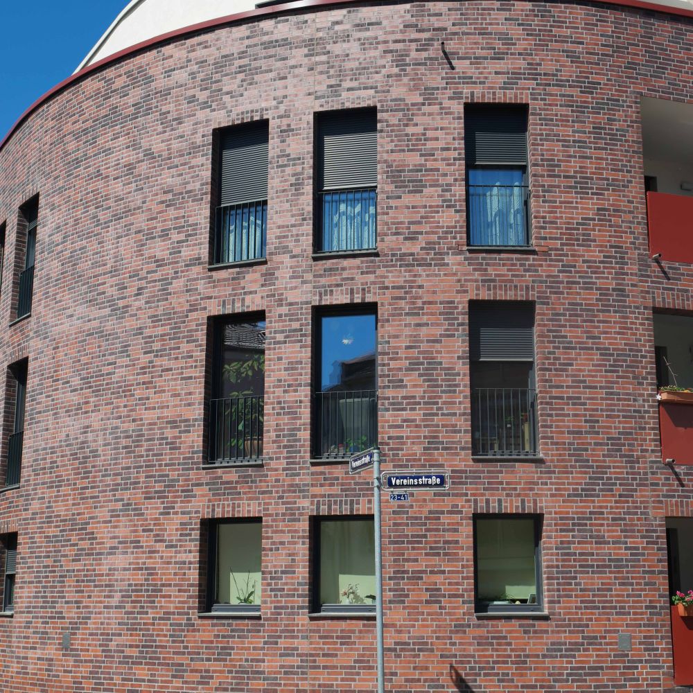 Wohngebäude in Frankfurt mit Riemchen von FaBö