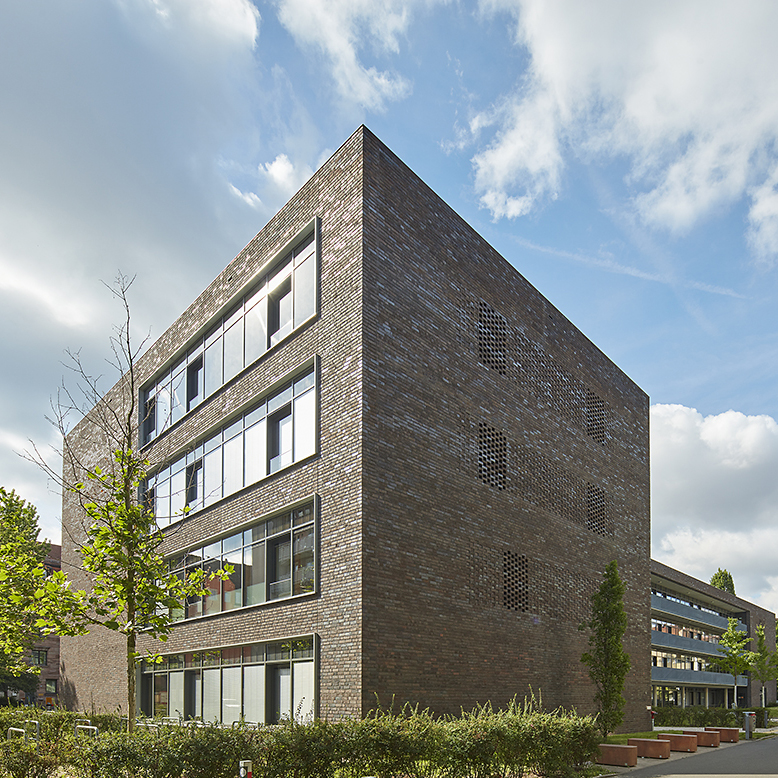 Berufsschulzentrum in Nürnberg mit Wasserstrich-Verblend-Ziegel von FaBö