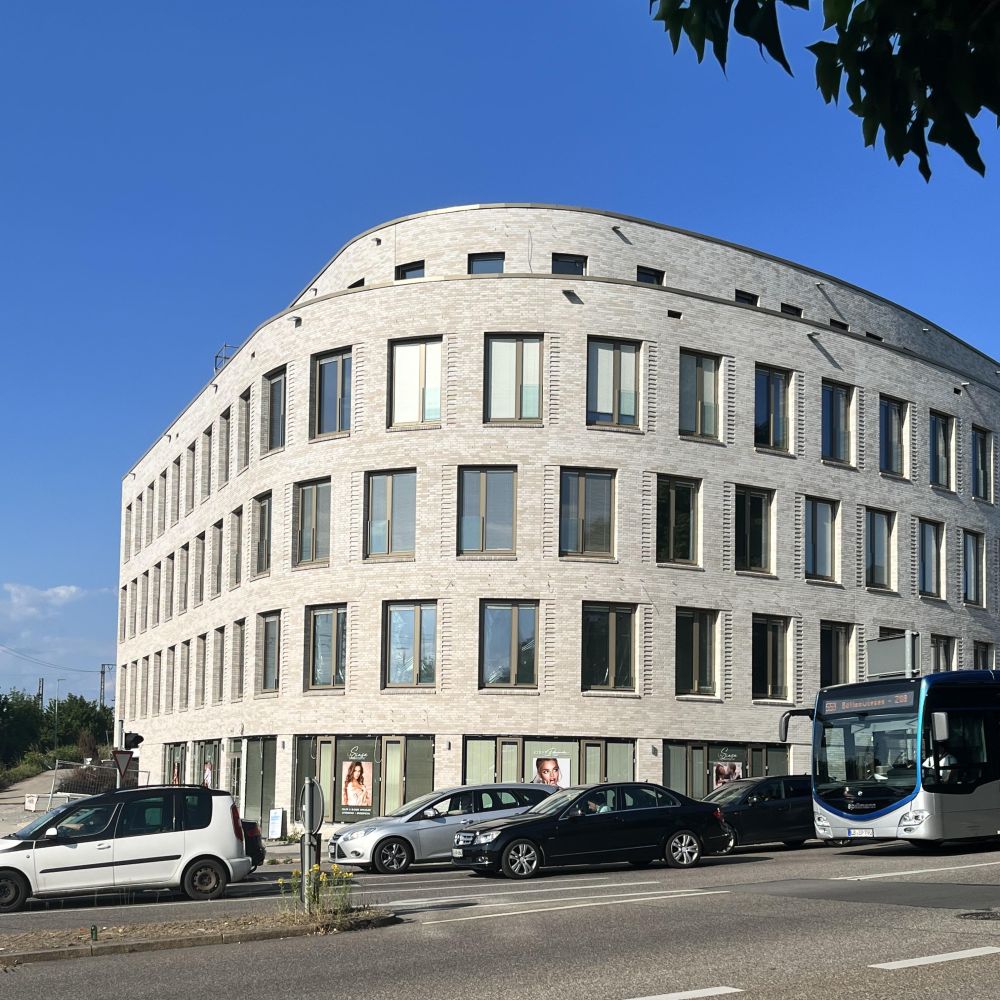 Wohn- und Geschäftsgebäude in Bietigheim mit Wasserstrich-Verblend-Ziegel von FaBö