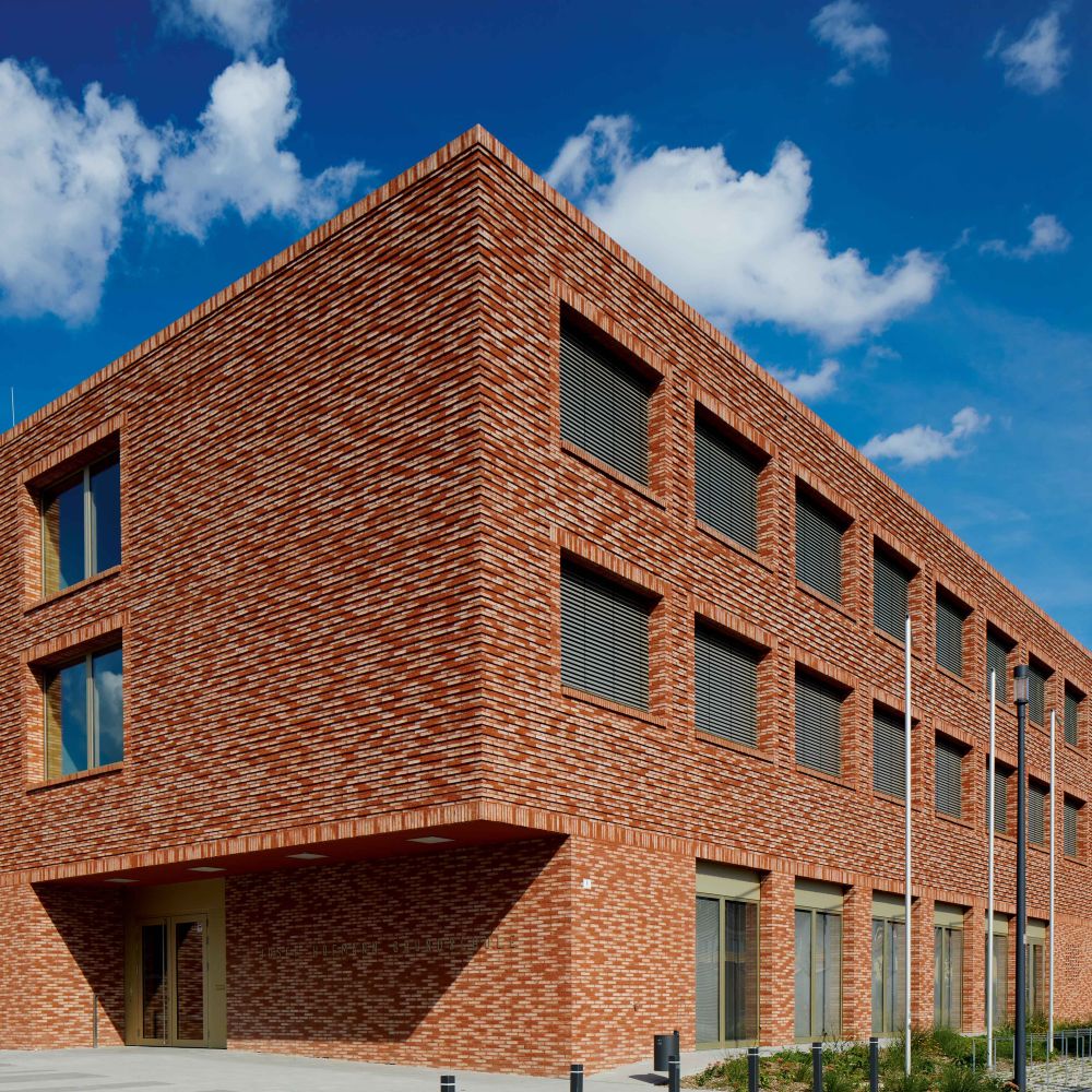 Schule in Neutraubling mit Wasserstrich-Verblend-Ziegel von FaBö