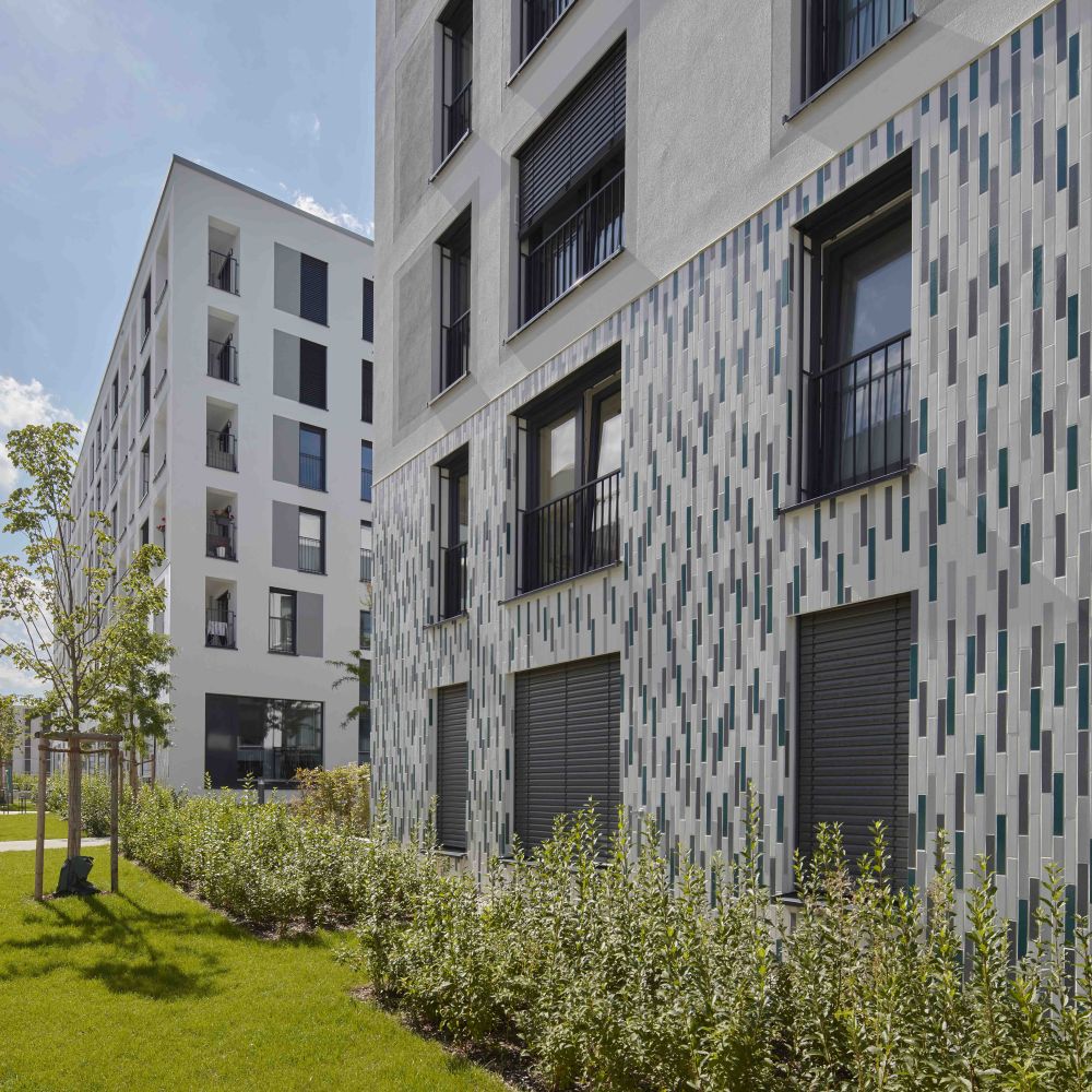 Wohnanlage in München mit Glasur-Keramik / 3D-Keramik von FaBö