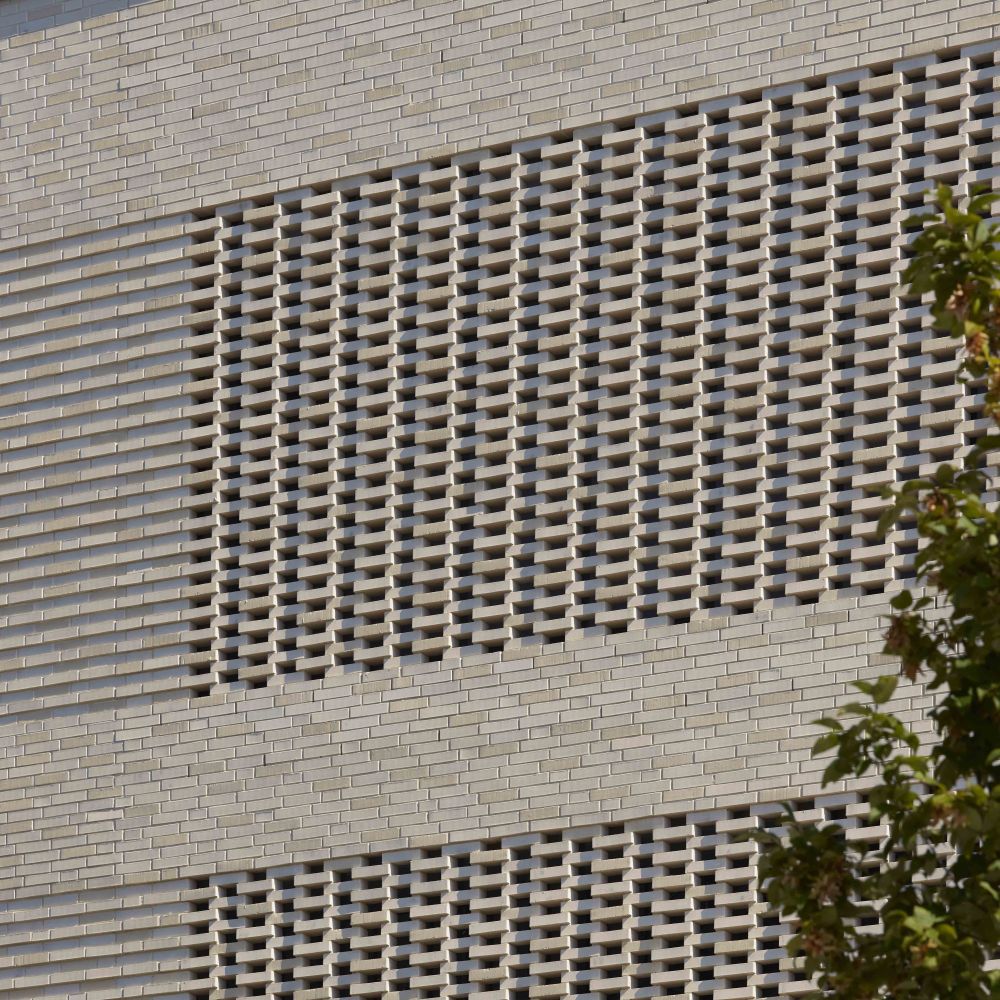 Gesamtschule in Frankfurt mit Strangpress-Verblend-Ziegel von FaBö