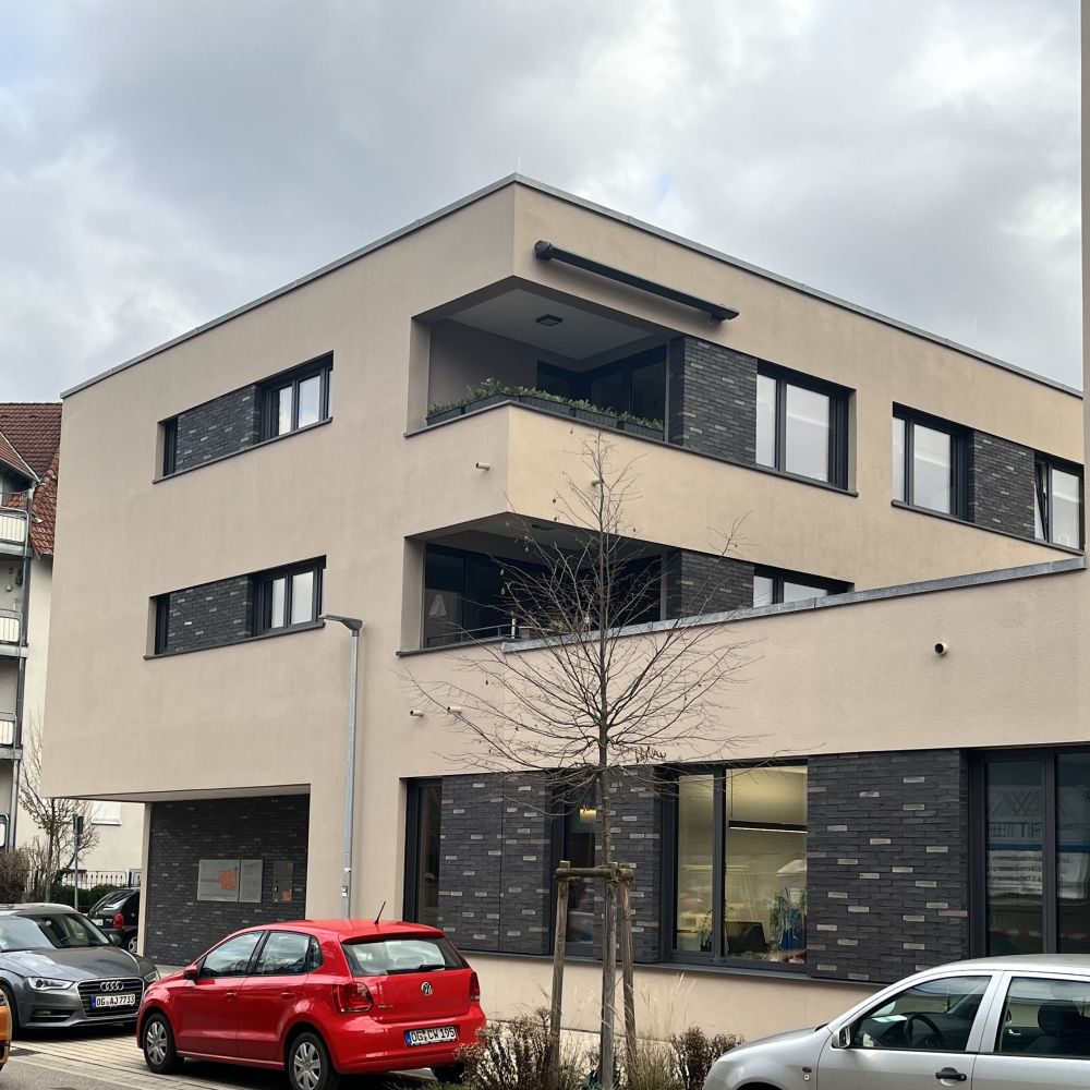 Wohn- und Geschäftshaus in Offenburg mit Riemchen von FaBö