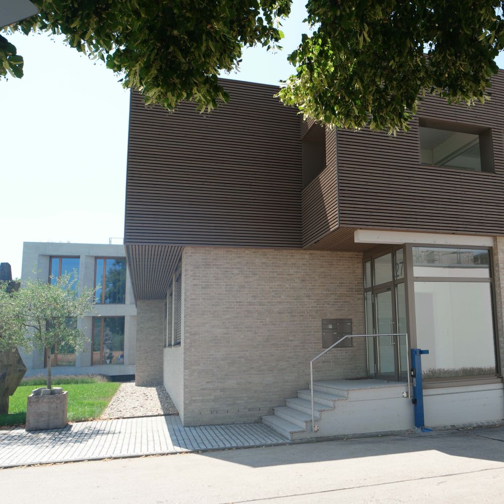 Geschäftsgebäude in Besigheim mit Wasserstrich-Verblend-Ziegel von FaBö