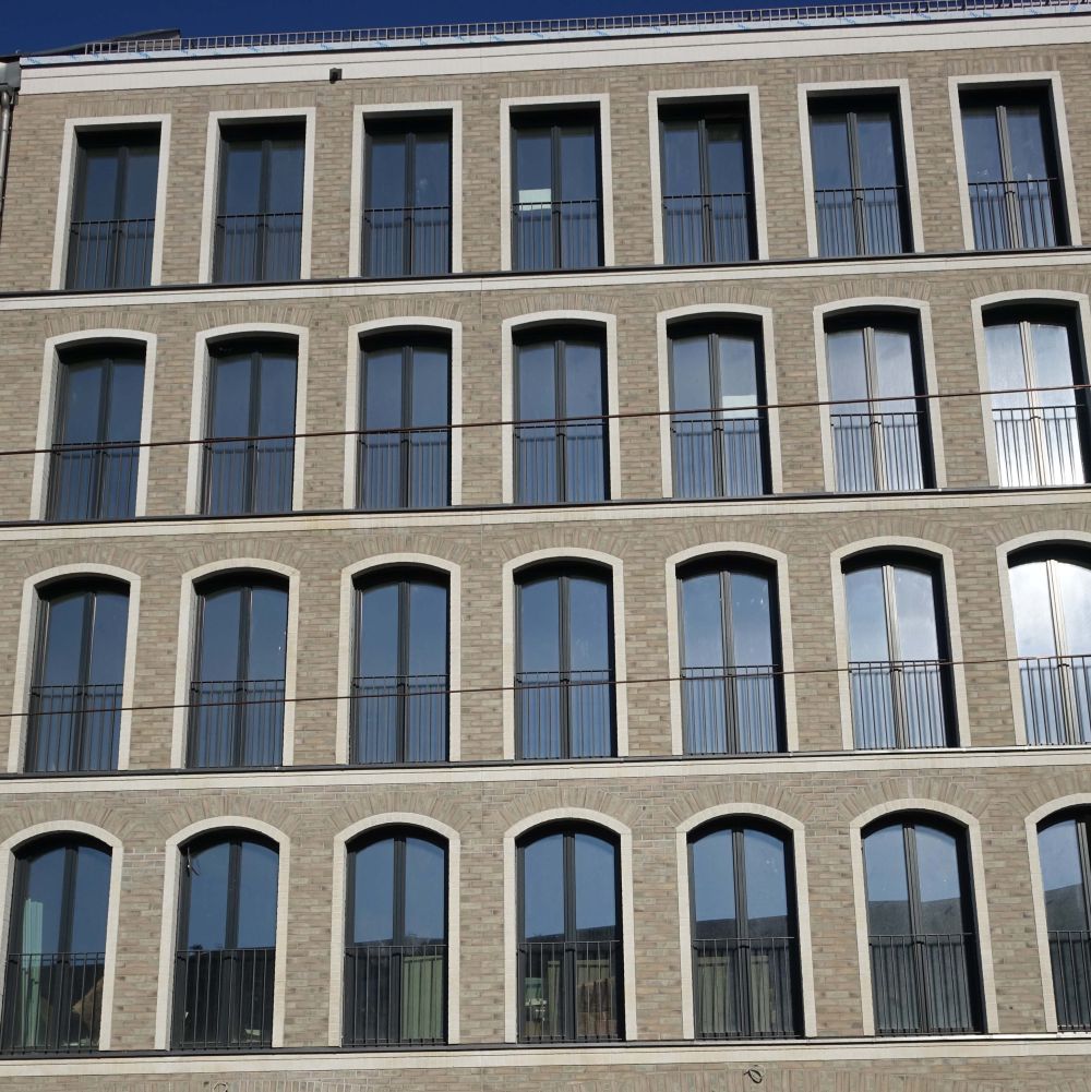 Wohn- und Geschäftshaus in Berlin mit Wasserstrich-Verblend-Ziegel von FaBö