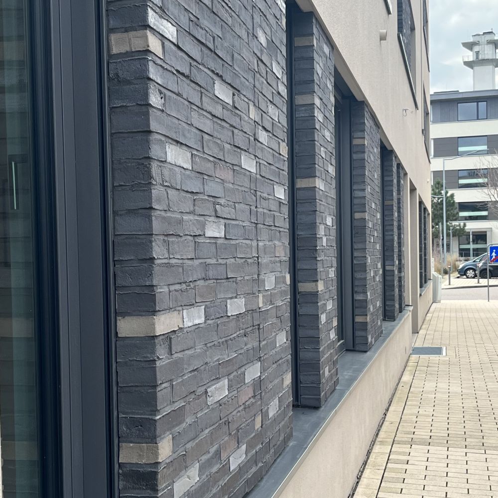 Wohn- und Geschäftshaus in Offenburg mit Riemchen von FaBö