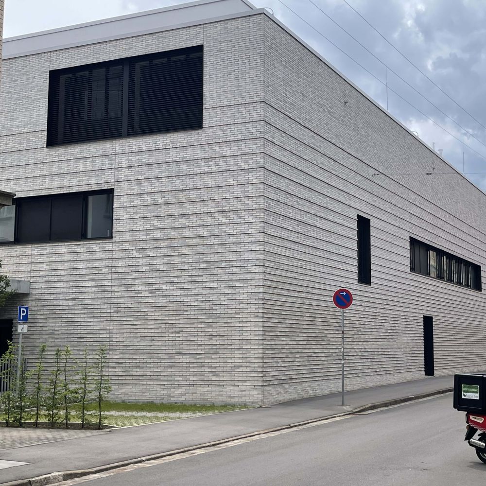 Mensa in Tübingen mit Wasserstrich-Verblend-Ziegel von FaBö