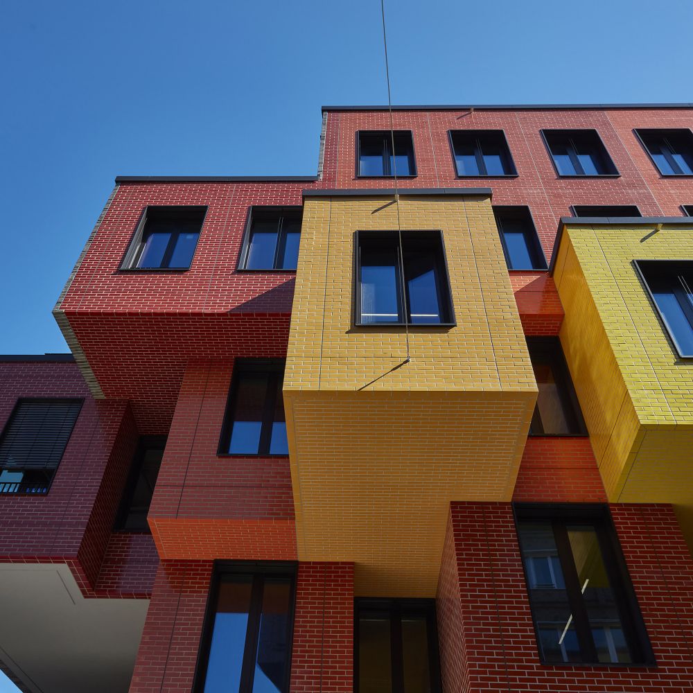 Wohn- und Geschäftshaus in München mit Glasur-Keramik / 3D-Keramik von FaBö