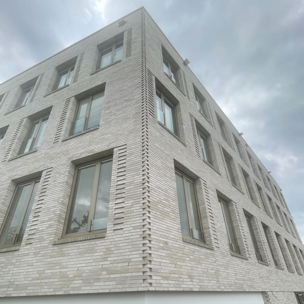 Wohn- und Geschäftsgebäude in Bietigheim mit Wasserstrich-Verblend-Ziegel von FaBö