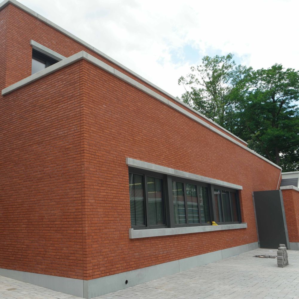 Schulgebäude in Karlsruhe mit Wasserstrich-Verblend-Ziegel von FaBö