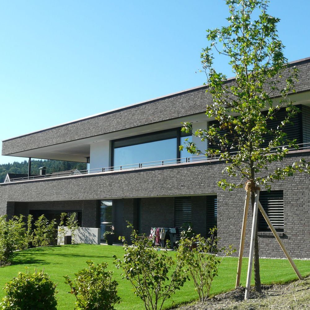 Wohnhaus in Röthis mit Handform-Verblend-Ziegel von FaBö